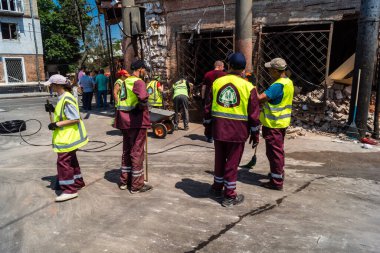 Kharkiv, Ukrayna, 7 Temmuz 2025. Temizlikçiler, Rus Shahed İHA 'larının çarptığı şehir merkezinde çalışıyorlar. Çok sayıda dükkan, bina yangını ve çok sayıda pencerenin tahrip olmasıyla hasar büyük.