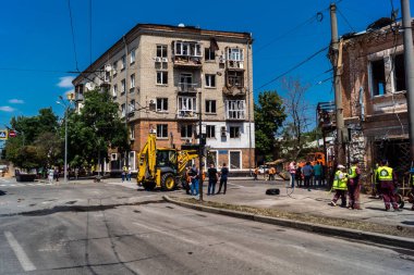 Kharkiv, Ukrayna, 7 Temmuz 2025 Kharkiv şehir merkezine Rus Şaban İHA 'ları saldırdı. Hasar, çok sayıda dükkan, yangın çıkan binalar ve çok sayıda pencerenin tahrip edilmesiyle büyük çapta gerçekleşti..