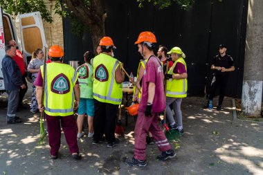 Kharkiv, Ukrayna, 7 Temmuz 2025. Temizlikçiler, Rus Shahed İHA 'larının çarptığı şehir merkezinde çalışıyorlar. Çok sayıda dükkan, bina yangını ve çok sayıda pencerenin tahrip olmasıyla hasar büyük.