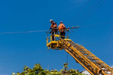 Kharkiv, Ukrayna, 7 Temmuz 2025 Rus Şaban İHA 'ları tarafından vurulan şehir merkezinde bakım servisleri çalışıyor. Yanan binalar ve yıkılan camlarla hasar büyük.