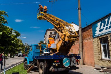 Kharkiv, Ukrayna, 7 Temmuz 2025 Rus Şaban İHA 'ları tarafından vurulan şehir merkezinde bakım servisleri çalışıyor. Yanan binalar ve yıkılan camlarla hasar büyük.