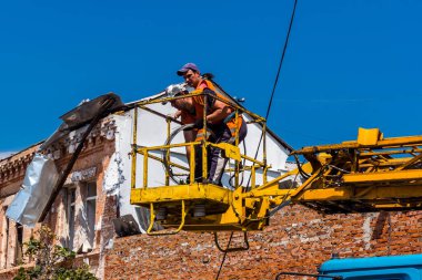 Kharkiv, Ukrayna, 7 Temmuz 2025 Rus Şaban İHA 'ları tarafından vurulan şehir merkezinde bakım servisleri çalışıyor. Yanan binalar ve yıkılan camlarla hasar büyük.