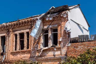 Kharkiv, Ukrayna, 7 Temmuz 2025 Kharkiv şehir merkezine Rus Şaban İHA 'ları saldırdı. Hasar, çok sayıda dükkan, yangın çıkan binalar ve çok sayıda pencerenin tahrip edilmesiyle büyük çapta gerçekleşti..