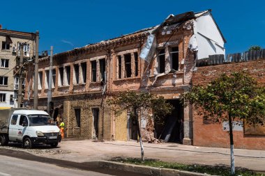 Kharkiv, Ukrayna, 7 Temmuz 2025 Kharkiv şehir merkezine Rus Şaban İHA 'ları saldırdı. Hasar, çok sayıda dükkan, yangın çıkan binalar ve çok sayıda pencerenin tahrip edilmesiyle büyük çapta gerçekleşti..