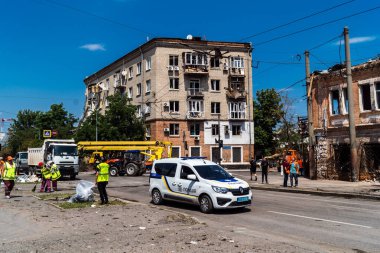 Kharkiv, Ukrayna, 7 Temmuz 2025, Harkiv şehir merkezinde çalışan polis Rus Şahin uçaklarının saldırısına uğruyor. Sokak tamamen harap oldu ve hasar çok büyüktü..