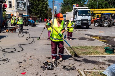 Kharkiv, Ukrayna, 7 Temmuz 2025. Temizlikçiler, Rus Shahed İHA 'larının çarptığı şehir merkezinde çalışıyorlar. Çok sayıda dükkan, bina yangını ve çok sayıda pencerenin tahrip olmasıyla hasar büyük.