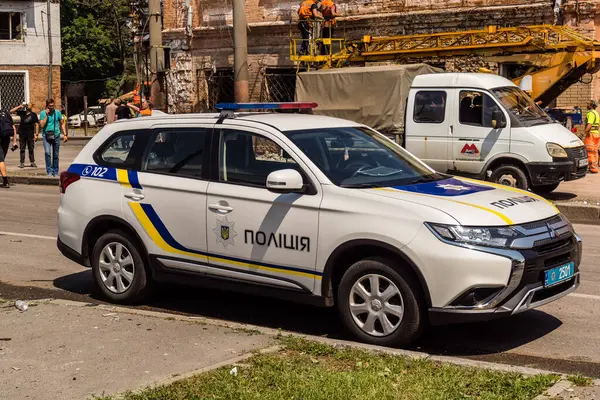 Kharkiv, Ukrayna, 7 Temmuz 2025, Harkiv şehir merkezinde çalışan polis Rus Şahin uçaklarının saldırısına uğruyor. Sokak tamamen harap oldu ve hasar çok büyüktü..