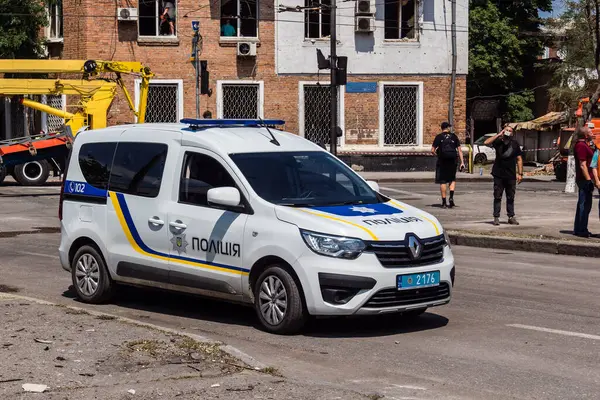 Kharkiv, Ukrayna, 7 Temmuz 2025, Harkiv şehir merkezinde çalışan polis Rus Şahin uçaklarının saldırısına uğruyor. Sokak tamamen harap oldu ve hasar çok büyüktü..