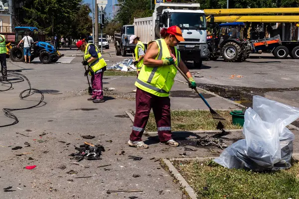 Kharkiv, Ukrayna, 7 Temmuz 2025. Temizlikçiler, Rus Shahed İHA 'larının çarptığı şehir merkezinde çalışıyorlar. Çok sayıda dükkan, bina yangını ve çok sayıda pencerenin tahrip olmasıyla hasar büyük.