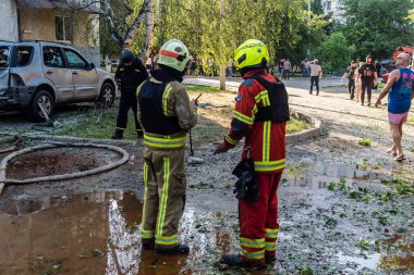 Kharkiv, Ukrayna, 7 Temmuz 2025. İtfaiyeciler, Rus Şaban uçaklarının çarptığı Kharkiv 'deki bir yerleşim yerine gidiyorlar. Birçok apartman yanarken hasar çok büyük..