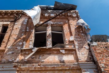 Kharkiv, Ukrayna, 7 Temmuz 2025 Kharkiv şehir merkezine Rus Şaban İHA 'ları saldırdı. Hasar, çok sayıda dükkan, yangın çıkan binalar ve çok sayıda pencerenin tahrip edilmesiyle büyük çapta gerçekleşti..