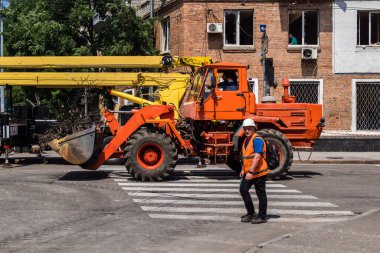 Kharkiv, Ukrayna, 7 Temmuz 2025. Temizlikçiler, Rus Shahed İHA 'larının çarptığı şehir merkezinde çalışıyorlar. Çok sayıda dükkan, bina yangını ve çok sayıda pencerenin tahrip olmasıyla hasar büyük.