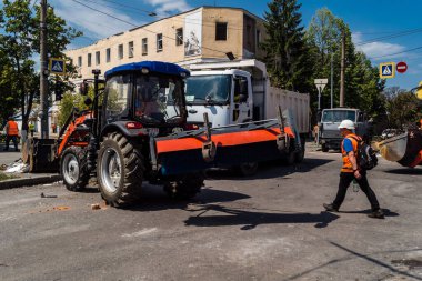 Kharkiv, Ukrayna, 7 Temmuz 2025. Temizlikçiler, Rus Shahed İHA 'larının çarptığı şehir merkezinde çalışıyorlar. Çok sayıda dükkan, bina yangını ve çok sayıda pencerenin tahrip olmasıyla hasar büyük.