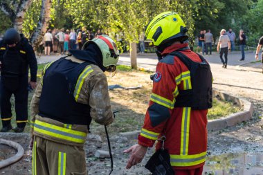 Kharkiv, Ukrayna, 7 Temmuz 2025. İtfaiyeciler, Rus Şaban uçaklarının çarptığı Kharkiv 'deki bir yerleşim yerine gidiyorlar. Birçok apartman yanarken hasar çok büyük..