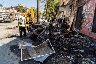 Kharkiv, Ukrayna. 7 Temmuz 2025 'te saldırı yerinde araçlar imha edildi. Harkiv 'in şehir merkezine Rus Şahin İHA' ları çarpmış. Sokak tamamen harap oldu ve hasar çok büyüktü..