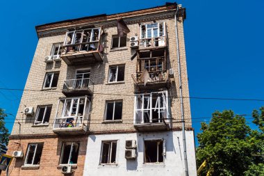 Kharkiv, Ukrayna, 7 Temmuz 2025 Kharkiv şehir merkezine Rus Şaban İHA 'ları saldırdı. Hasar, çok sayıda dükkan, yangın çıkan binalar ve çok sayıda pencerenin tahrip edilmesiyle büyük çapta gerçekleşti..