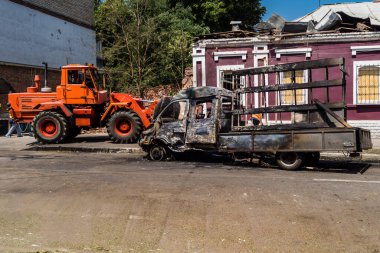 Kharkiv, Ukrayna. 7 Temmuz 2025 'te saldırı yerinde araçlar imha edildi. Harkiv 'in şehir merkezine Rus Şahin İHA' ları çarpmış. Sokak tamamen harap oldu ve hasar çok büyüktü..