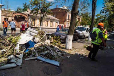 Kharkiv, Ukrayna, 7 Temmuz 2025. Temizlikçiler, Rus Shahed İHA 'larının çarptığı şehir merkezinde çalışıyorlar. Çok sayıda dükkan, bina yangını ve çok sayıda pencerenin tahrip olmasıyla hasar büyük.