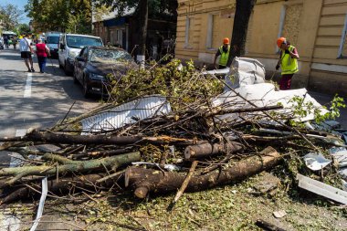 Kharkiv, Ukrayna, 7 Temmuz 2025. Temizlikçiler, Rus Shahed İHA 'larının çarptığı şehir merkezinde çalışıyorlar. Çok sayıda dükkan, bina yangını ve çok sayıda pencerenin tahrip olmasıyla hasar büyük.