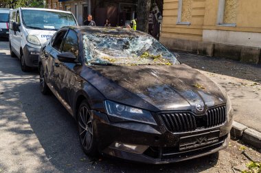 Kharkiv, Ukrayna. 7 Temmuz 2025 'te saldırı yerinde araçlar imha edildi. Harkiv 'in şehir merkezine Rus Şahin İHA' ları çarpmış. Sokak tamamen harap oldu ve hasar çok büyüktü..