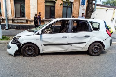Kharkiv, Ukrayna. 7 Temmuz 2025 'te saldırı yerinde araçlar imha edildi. Harkiv 'in şehir merkezine Rus Şahin İHA' ları çarpmış. Sokak tamamen harap oldu ve hasar çok büyüktü..
