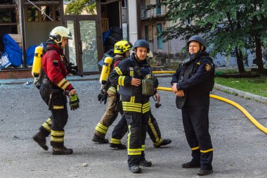 Kharkiv, Ukrayna, 7 Temmuz 2025. İtfaiyeciler, Rus Şaban uçaklarının çarptığı Kharkiv 'deki bir yerleşim yerine gidiyorlar. Birçok apartman yanarken hasar çok büyük..