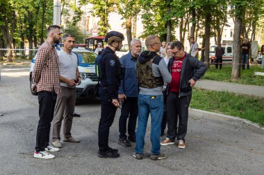 Kharkiv, Ukrayna, 7 Temmuz 2025 Kharkiv Belediye Başkanı Ihor Terekhov saldırı yerinde. Harkiv 'deki bir iskan binasına iki Rus Shahed dronu çarpmış. Hasar çok büyüktü..