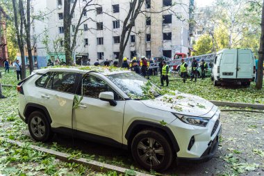 Kharkiv, Ukrayna, 7 Temmuz 2025 'te saldırı yerinde araçlar imha edildi. Harkiv 'deki bir iskan binasına iki Rus İHA' sı çarpmış. Hasar çok büyüktü..