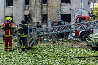 Kharkiv, Ukrayna, 7 Temmuz 2025. İtfaiyeciler, Rus Şaban uçaklarının çarptığı Kharkiv 'deki bir yerleşim yerine gidiyorlar. Birçok apartman yanarken hasar çok büyük..
