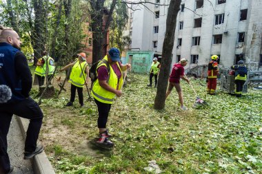 Kharkiv, Ukrayna, 7 Temmuz 2025 Temizlikçiler Kharkiv 'de bir Rus Şaban İHA' sının çarptığı bir bina üzerinde çalışıyorlar. Birçok apartmanın yanması ve pencerelerin tahrip olmasıyla hasar büyük oldu.