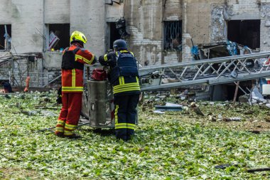 Kharkiv, Ukrayna, 7 Temmuz 2025. İtfaiyeciler, Rus Şaban uçaklarının çarptığı Kharkiv 'deki bir yerleşim yerine gidiyorlar. Birçok apartman yanarken hasar çok büyük..