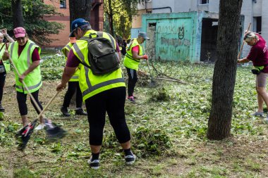 Kharkiv, Ukrayna, 7 Temmuz 2025 Temizlikçiler Kharkiv 'de bir Rus Şaban İHA' sının çarptığı bir bina üzerinde çalışıyorlar. Birçok apartmanın yanması ve pencerelerin tahrip olmasıyla hasar büyük oldu.