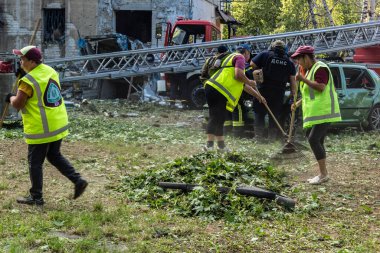 Kharkiv, Ukrayna, 7 Temmuz 2025 Temizlikçiler Kharkiv 'de bir Rus Şaban İHA' sının çarptığı bir bina üzerinde çalışıyorlar. Birçok apartmanın yanması ve pencerelerin tahrip olmasıyla hasar büyük oldu.