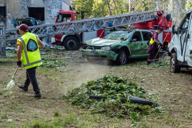 Kharkiv, Ukrayna, 7 Temmuz 2025 Temizlikçiler Kharkiv 'de bir Rus Şaban İHA' sının çarptığı bir bina üzerinde çalışıyorlar. Birçok apartmanın yanması ve pencerelerin tahrip olmasıyla hasar büyük oldu.