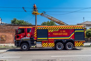 Kharkiv, Ukrayna, 7 Temmuz 2025 itfaiye araçları Kharkiv 'in şehir merkezine park edildi. Sokak tamamen harap oldu ve hasar çok büyüktü..