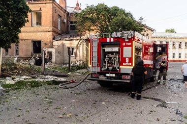 Kharkiv, Ukrayna, 11 Temmuz 2025. Hasarlı binanın yakınına park edilmiş itfaiye araçları Rus Şaban İHA 'ları tarafından vuruldu. Hasar çok fazlaydı, birkaç apartman yanarken, çok sayıda pencere kırıldı.