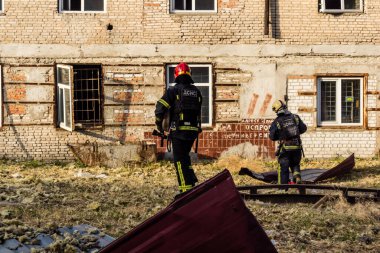 Kharkiv, Ukrayna, 11 Temmuz 2025. Hasarlı binanın yakınına park edilmiş itfaiye araçları Rus Şaban İHA 'ları tarafından vuruldu. Hasar çok fazlaydı, birkaç apartman yanarken, çok sayıda pencere kırıldı.