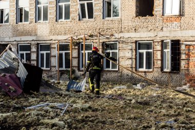 Kharkiv, Ukrayna, 11 Temmuz 2025. Hasarlı binanın yakınına park edilmiş itfaiye araçları Rus Şaban İHA 'ları tarafından vuruldu. Hasar çok fazlaydı, birkaç apartman yanarken, çok sayıda pencere kırıldı.