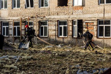 Kharkiv, Ukrayna, 11 Temmuz 2025. Hasarlı binanın yakınına park edilmiş itfaiye araçları Rus Şaban İHA 'ları tarafından vuruldu. Hasar çok fazlaydı, birkaç apartman yanarken, çok sayıda pencere kırıldı.