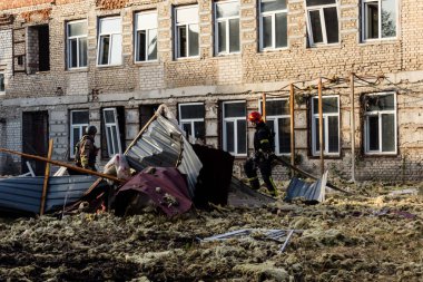 Kharkiv, Ukrayna, 11 Temmuz 2025. Hasarlı binanın yakınına park edilmiş itfaiye araçları Rus Şaban İHA 'ları tarafından vuruldu. Hasar çok fazlaydı, birkaç apartman yanarken, çok sayıda pencere kırıldı.