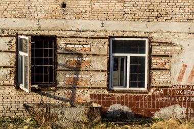 Kharkiv, Ukrayna, 11 Temmuz 2025 'te Rus Şaban İHA' ları tarafından vurulan Kharkiv şehir merkezine yapılan saldırıya İtfaiyeciler yanıt veriyor. Sokak tamamen harap oldu..