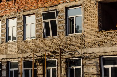 Kharkiv, Ukrayna, 11 Temmuz 2025 'te Rus Şaban İHA' ları tarafından vurulan Kharkiv şehir merkezine yapılan saldırıya İtfaiyeciler yanıt veriyor. Sokak tamamen harap oldu..