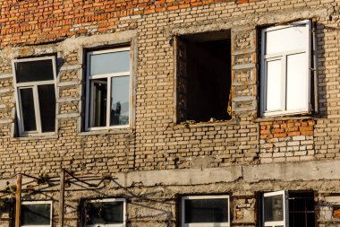 Kharkiv, Ukrayna, 11 Temmuz 2025 'te Rus Şaban İHA' ları tarafından vurulan Kharkiv şehir merkezine yapılan saldırıya İtfaiyeciler yanıt veriyor. Sokak tamamen harap oldu..