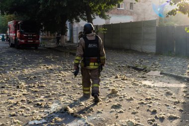 Kharkiv, Ukrayna, 11 Temmuz 2025. Hasarlı binanın yakınına park edilmiş itfaiye araçları Rus Şaban İHA 'ları tarafından vuruldu. Hasar çok fazlaydı, birkaç apartman yanarken, çok sayıda pencere kırıldı.