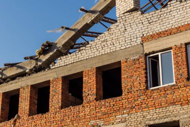 Kharkiv, Ukrayna, 11 Temmuz 2025 'te Rus Şaban İHA' ları tarafından vurulan Kharkiv şehir merkezine yapılan saldırıya İtfaiyeciler yanıt veriyor. Sokak tamamen harap oldu..