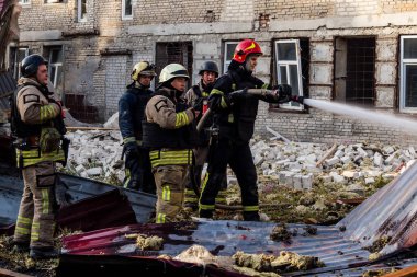 Kharkiv, Ukrayna, 11 Temmuz 2025. Hasarlı binanın yakınına park edilmiş itfaiye araçları Rus Şaban İHA 'ları tarafından vuruldu. Hasar çok fazlaydı, birkaç apartman yanarken, çok sayıda pencere kırıldı.