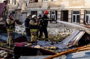 Kharkiv, Ukrayna, 11 Temmuz 2025. Hasarlı binanın yakınına park edilmiş itfaiye araçları Rus Şaban İHA 'ları tarafından vuruldu. Hasar çok fazlaydı, birkaç apartman yanarken, çok sayıda pencere kırıldı.