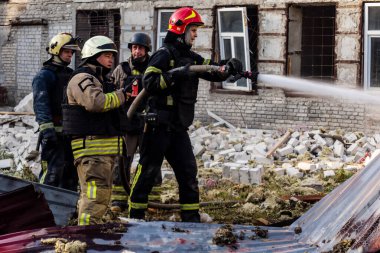 Kharkiv, Ukrayna, 11 Temmuz 2025. Hasarlı binanın yakınına park edilmiş itfaiye araçları Rus Şaban İHA 'ları tarafından vuruldu. Hasar çok fazlaydı, birkaç apartman yanarken, çok sayıda pencere kırıldı.