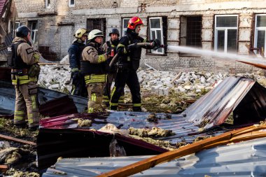Kharkiv, Ukrayna, 11 Temmuz 2025. Hasarlı binanın yakınına park edilmiş itfaiye araçları Rus Şaban İHA 'ları tarafından vuruldu. Hasar çok fazlaydı, birkaç apartman yanarken, çok sayıda pencere kırıldı.