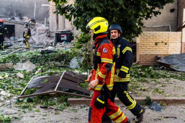 Kharkiv, Ukrayna, 11 Temmuz 2025. Hasarlı binanın yakınına park edilmiş itfaiye araçları Rus Şaban İHA 'ları tarafından vuruldu. Hasar çok fazlaydı, birkaç apartman yanarken, çok sayıda pencere kırıldı.
